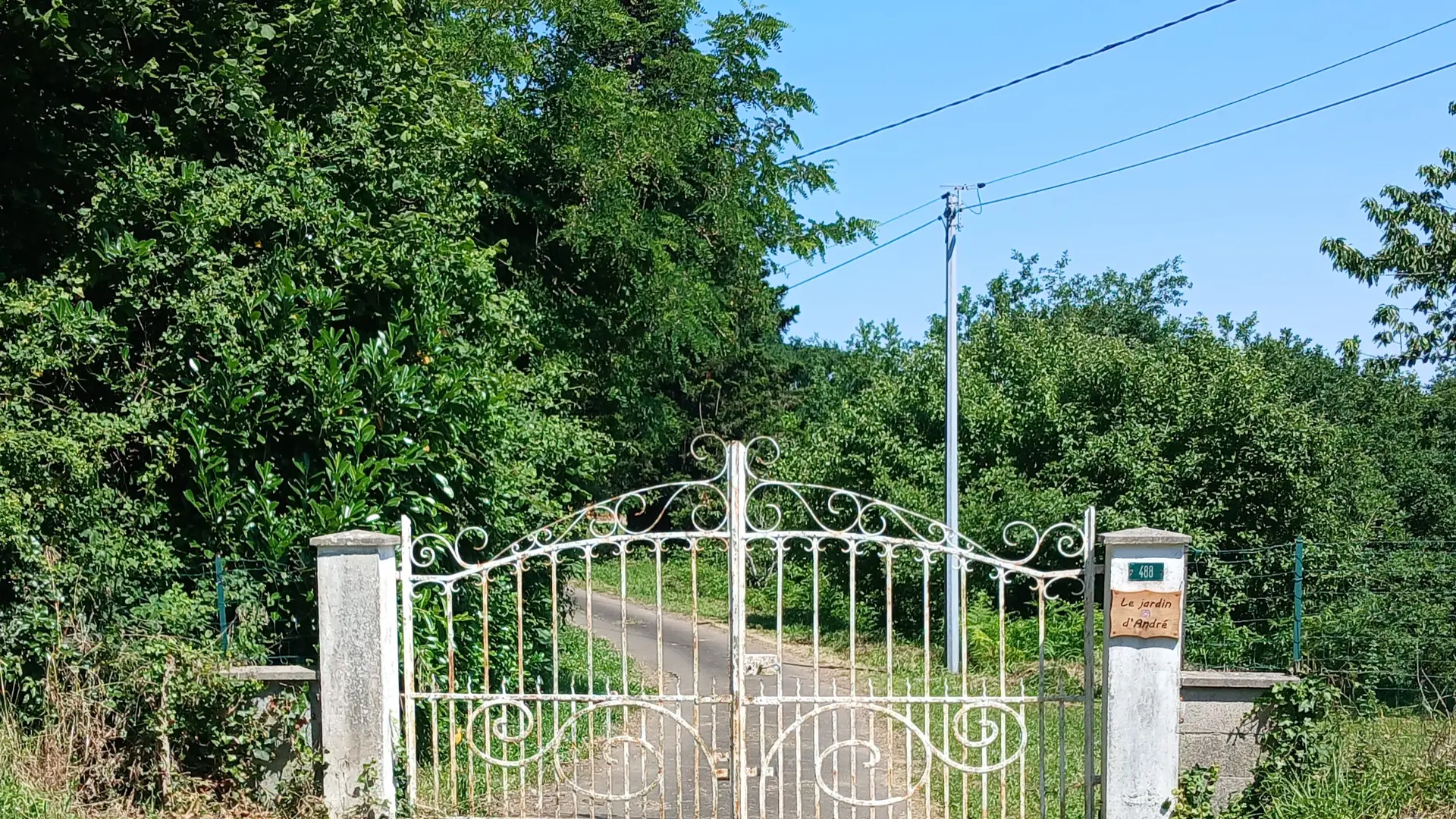 portail entrée du gîte_gîte_le jardin d'André Laurède