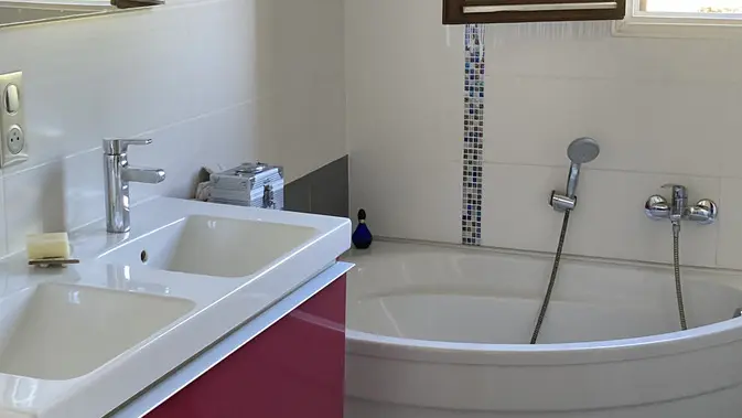 rdc salle de bain lavabo double et baignoire