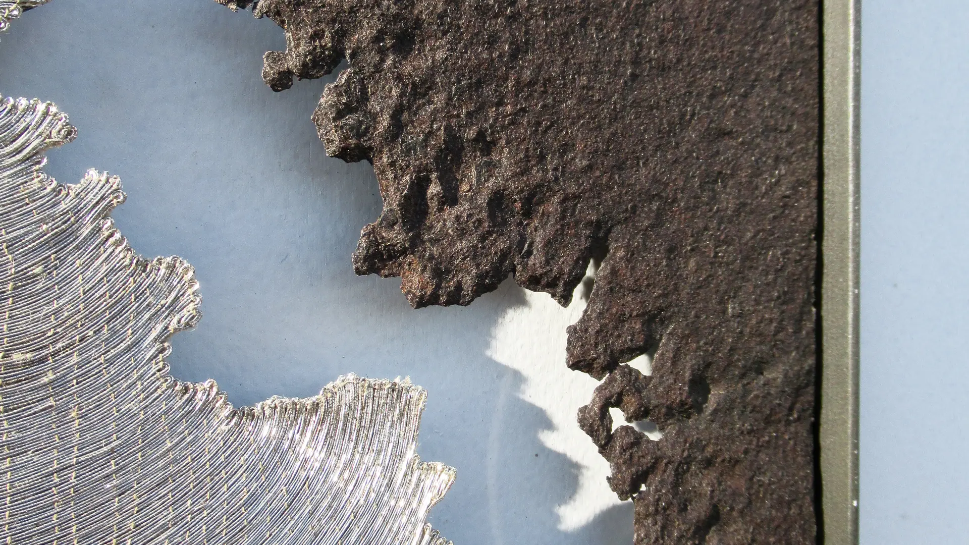 rencontre n3 (detail), 2023_32x24x2 cm_acier,argent,lin,cotton,aimants