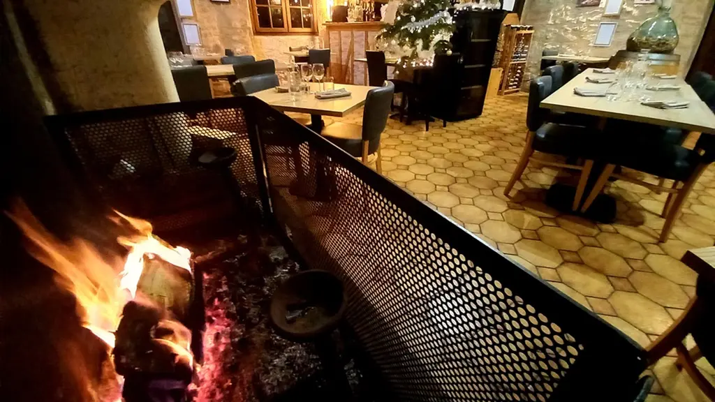 restaurant-opetitgavroche-montpon-salle-cheminée(1)