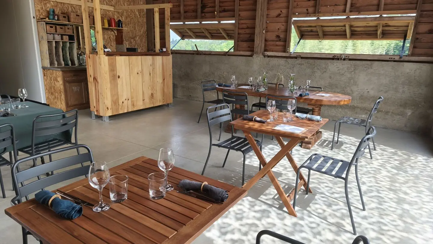 restaurant-ferme-séchoir-salle-interieure-beleymas-tourisme-vallee-isle