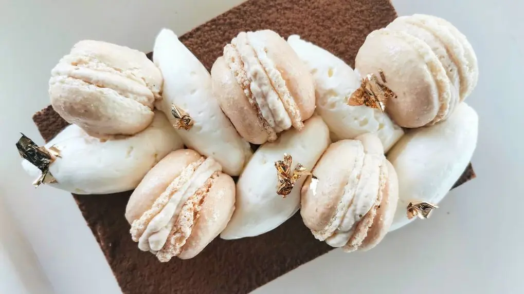 restaurant-le-cilaos-Gâteau Praliné, son croustillant, cacao et macaron au cœur coulant de caramel au beurre salé.