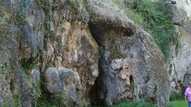 piton rocheux sous l'église de Sourzac