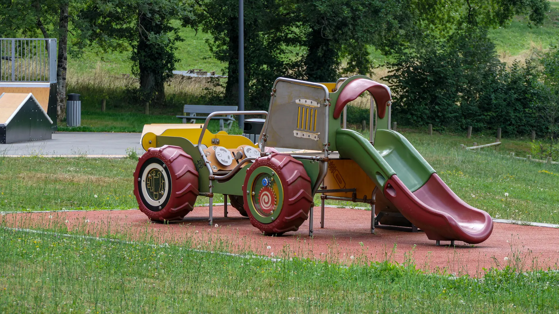 saillat-sur-vienne_2024_amel-elmalah_aire-de-jeux