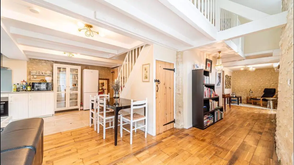 Gite La Boulangerie-salle-a-manger-bibliotheque