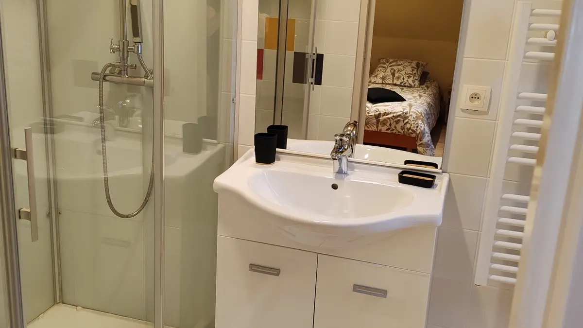 salle d'eau chambre jaune