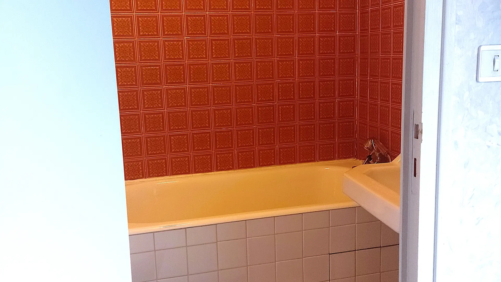 salle de bain -chambre  aux tableaux