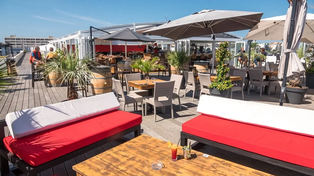 salon-et-terrase-au-restaurant