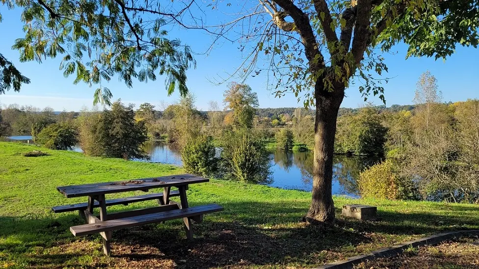 aire camping car avec vue sur la rivière Isle