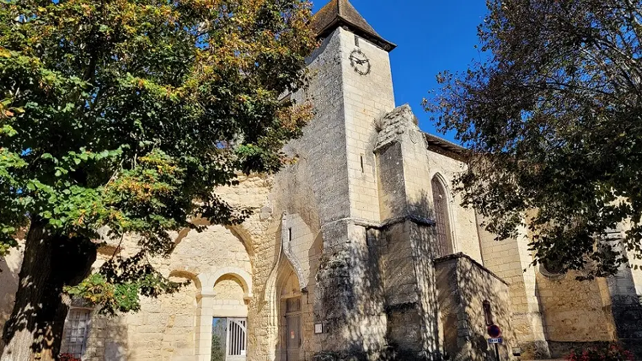 église de Sourzac avec son pigeonnier et son presbytère