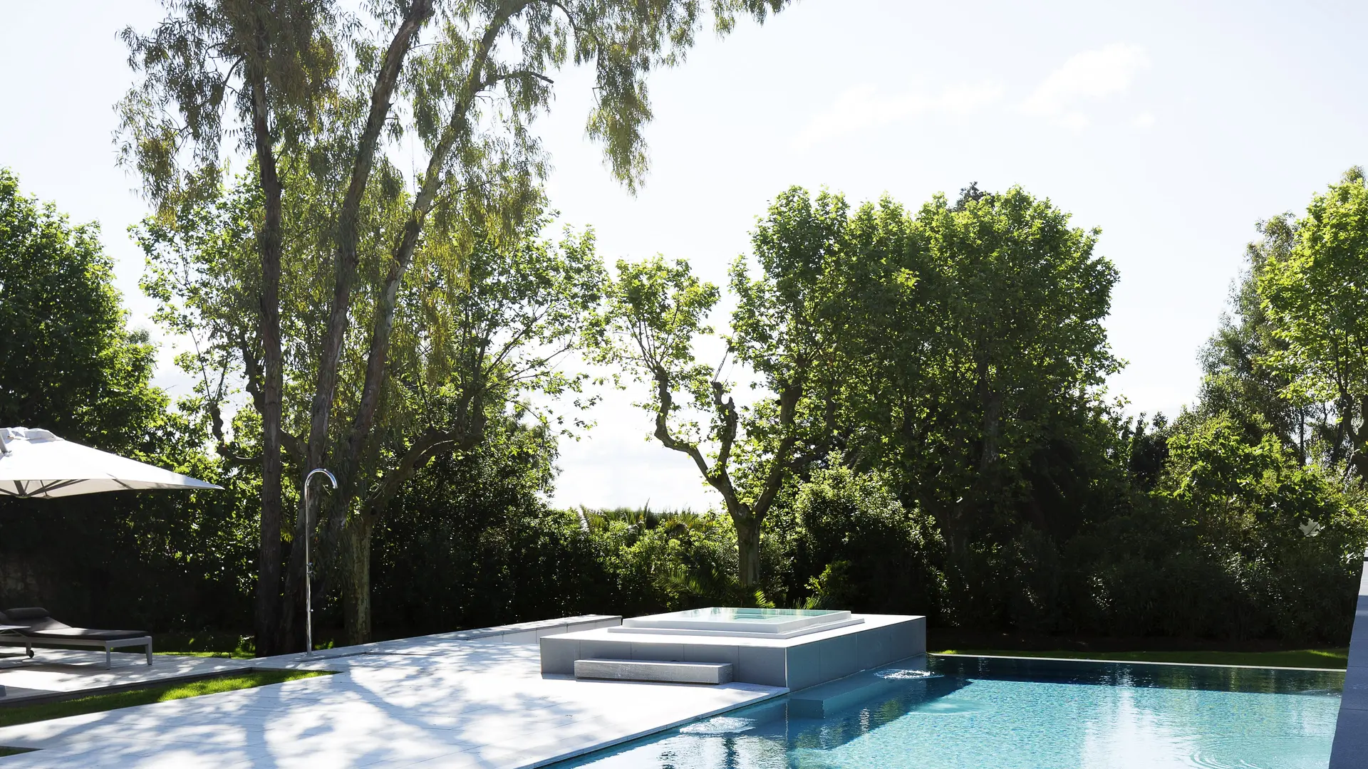 La piscine à double débordement