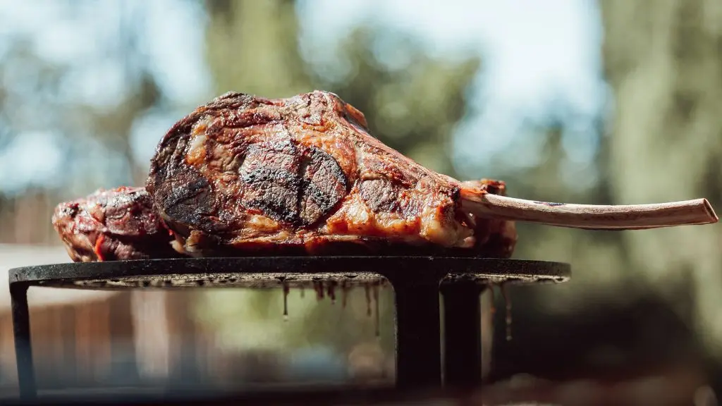 Tomahawk de boeuf grillé au brasero par le traiteur Brasero Gourmand