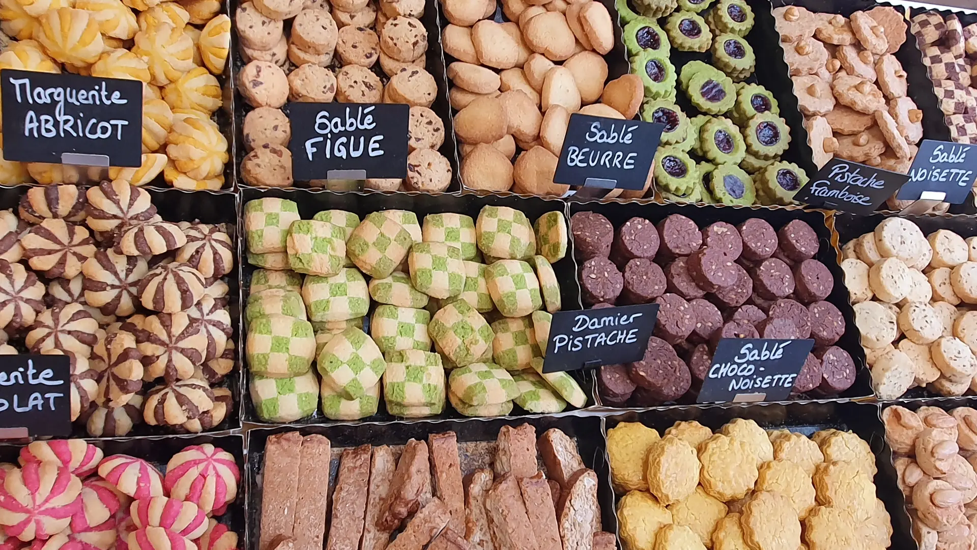 Nos biscuits sont présentés en vrac, composez vous-mêmes votre assortiment.