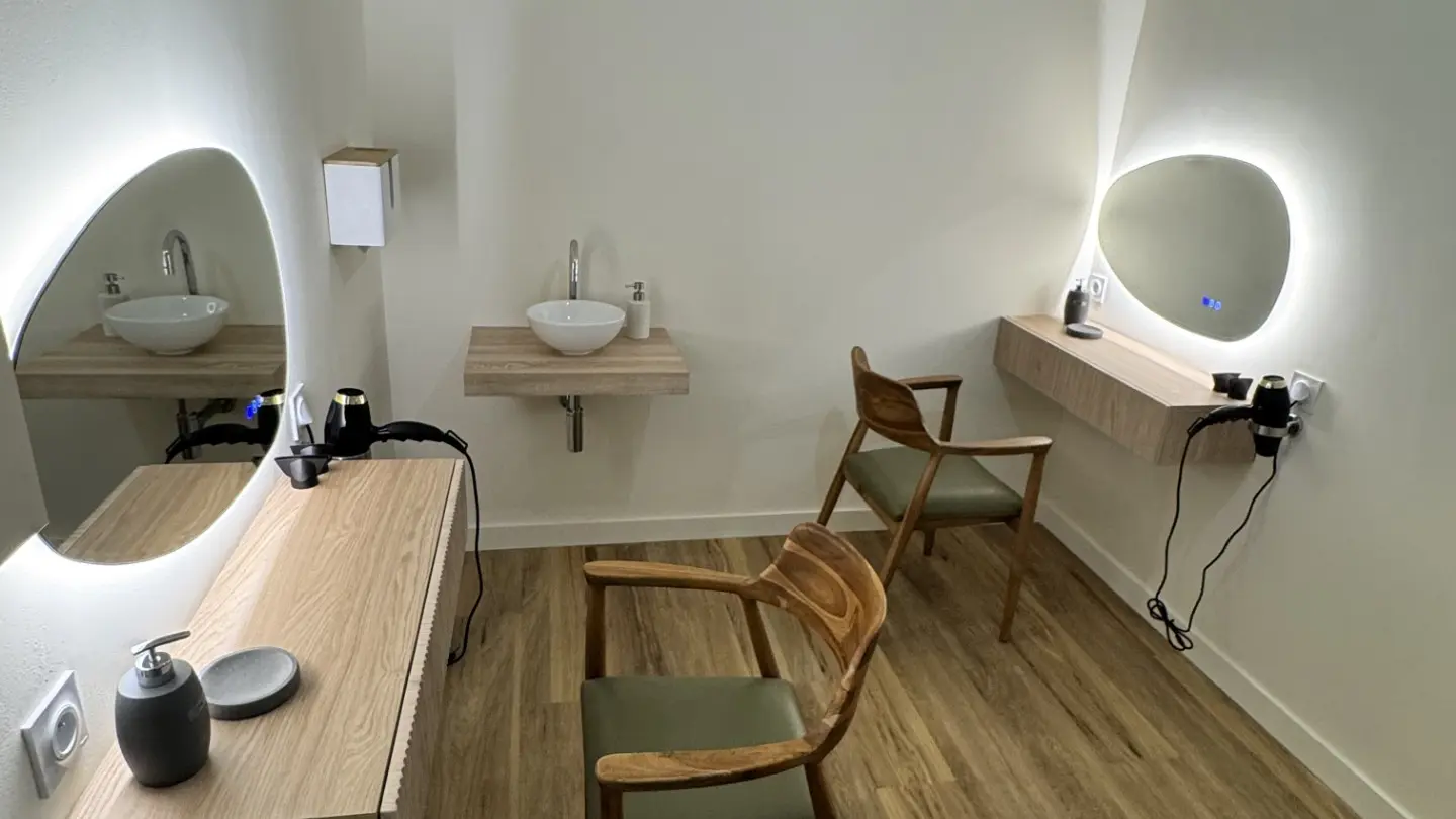 Un espace pour vous refaire une beauté après votre séance de flottaison.
