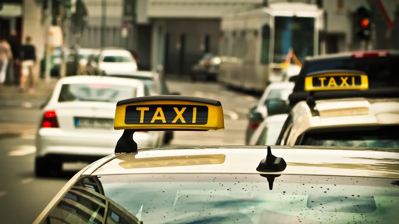 taxi-g13cfe359a_1280