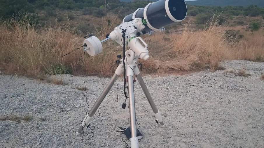 Télescope de 20cm de diamètre. Longueur 80cm. Planètes et Lune.