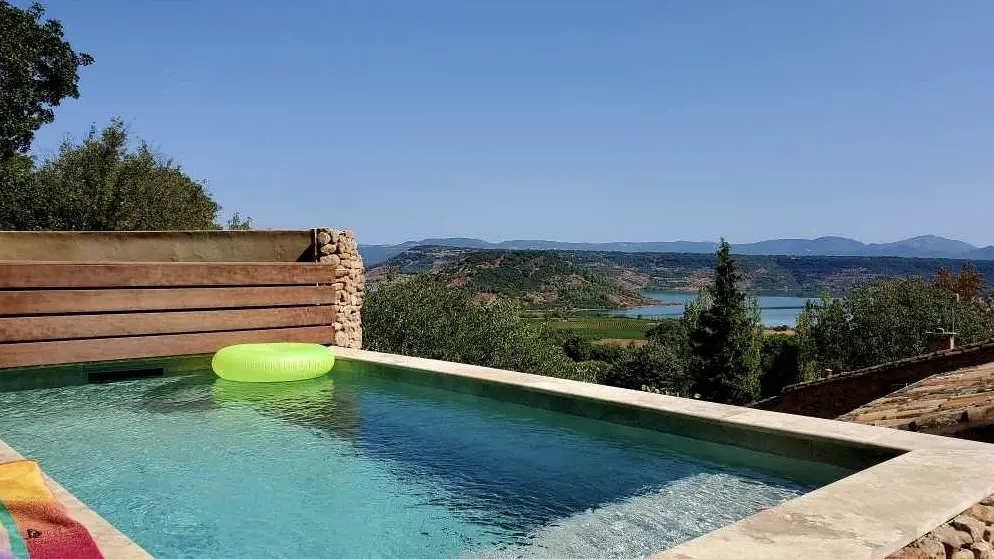 Piscine. Vue panoramique lac et montagne.