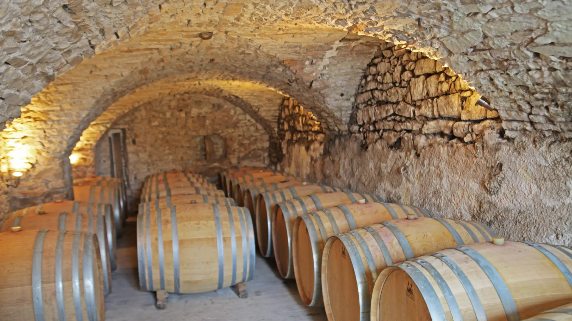 Chai à barriques - Château Lancyre