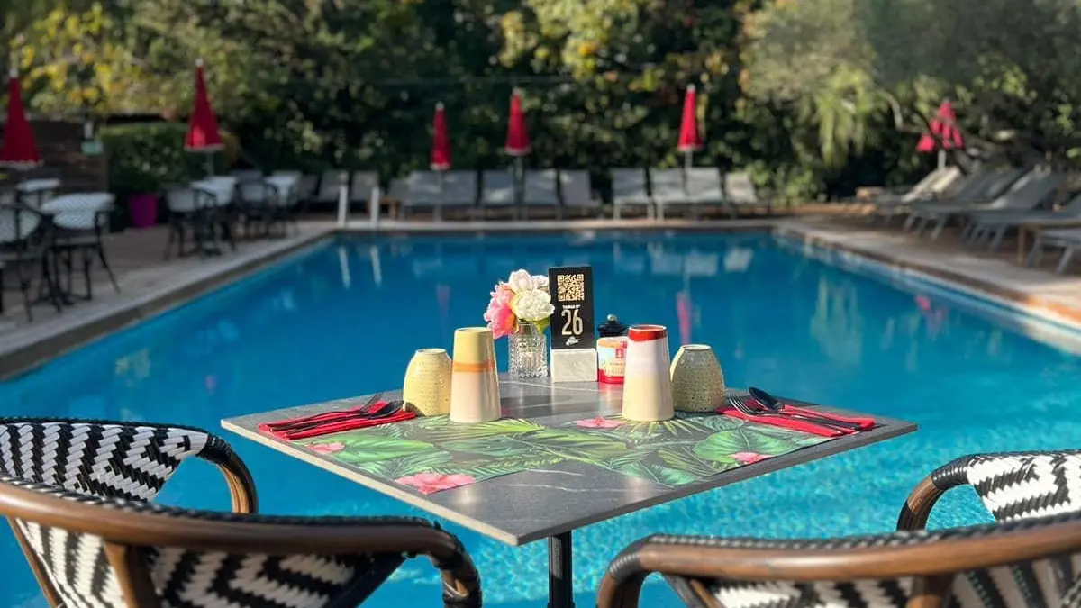 Brunch-en-terrasse-vu-piscine