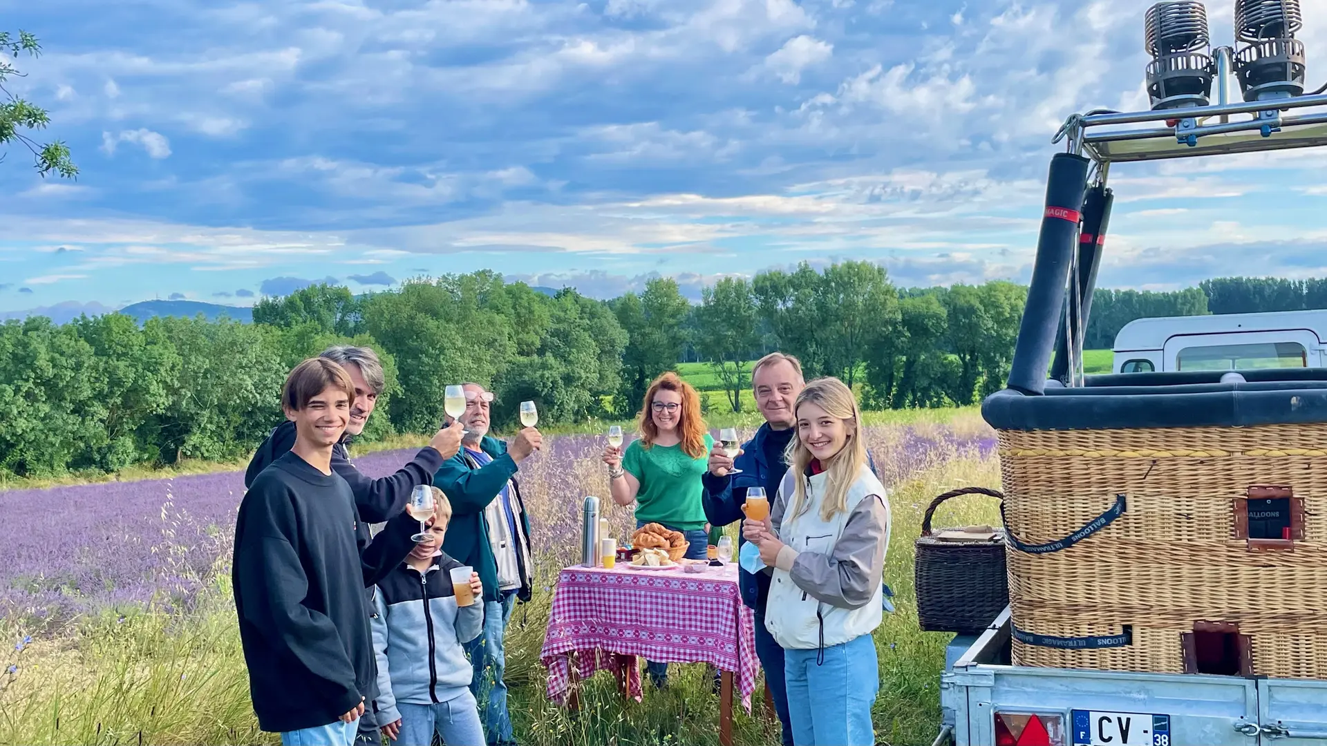 Casse croute champêtre convivial après le vol