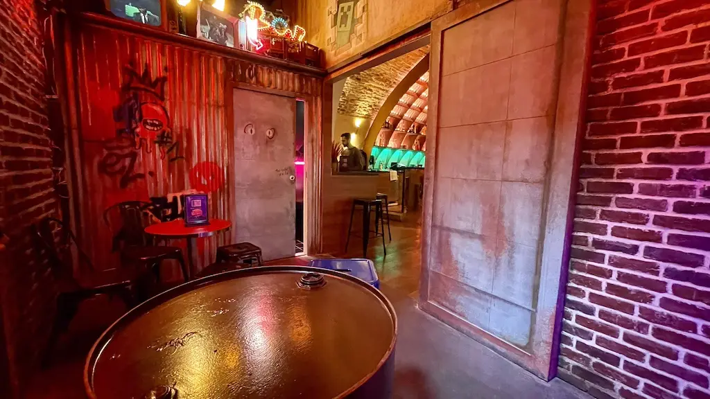 Intérieur avec décoration originale d'Invader Bar Montpellier