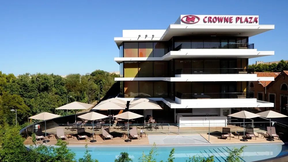 Crowne Plaza - Facade Piscine - Tosi BD