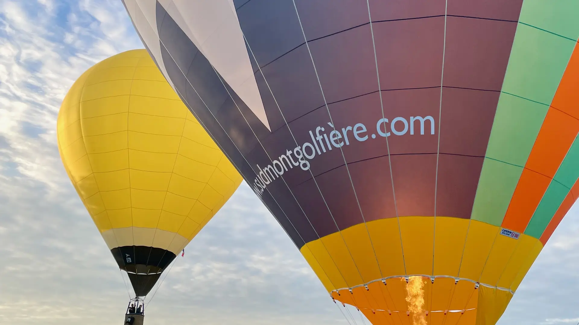 Décollage au petit matin, de 2 montgolfieres