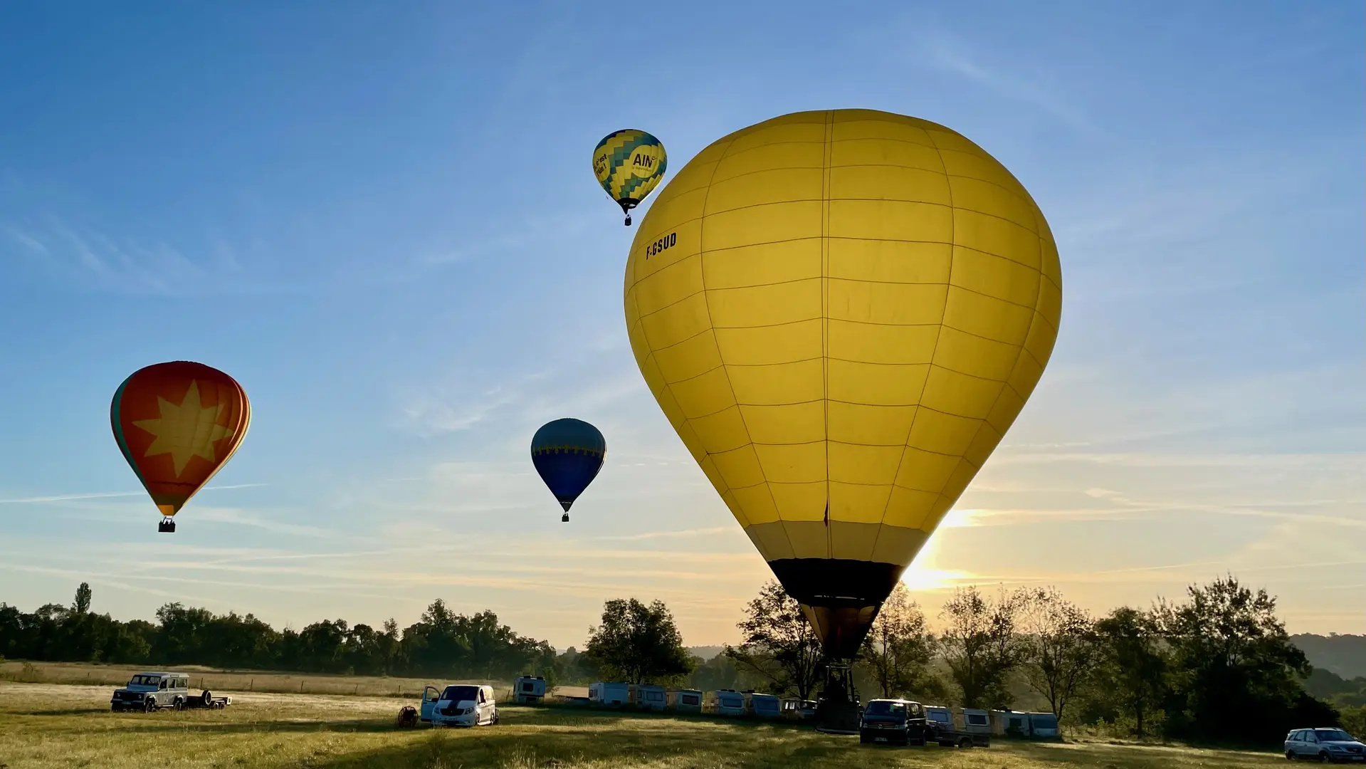 Décollage de 4 montgolfières, vol de groupe