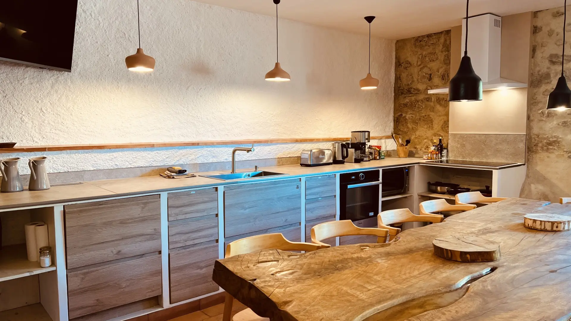 Salle commune. Cuisine équipée
