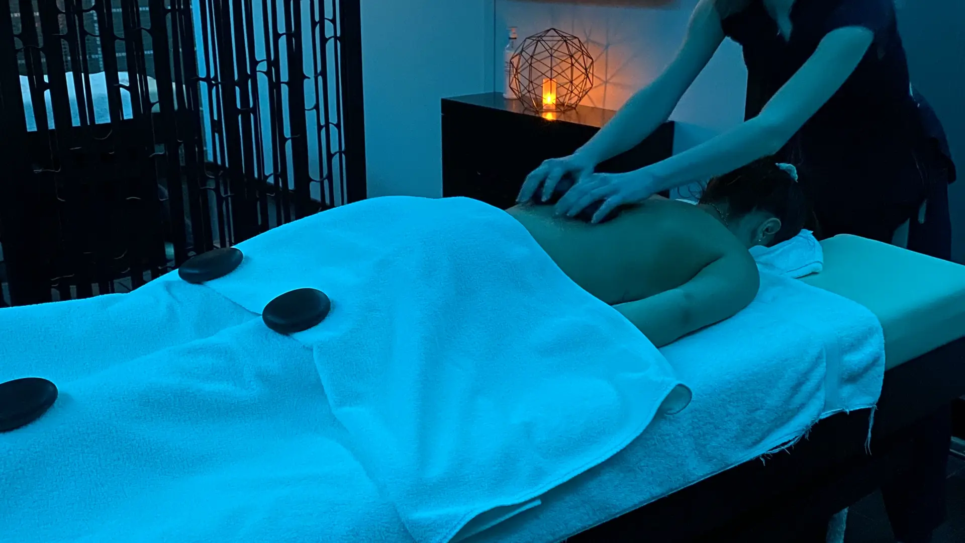 MASSAGE AUX PIERRES CHAUDES