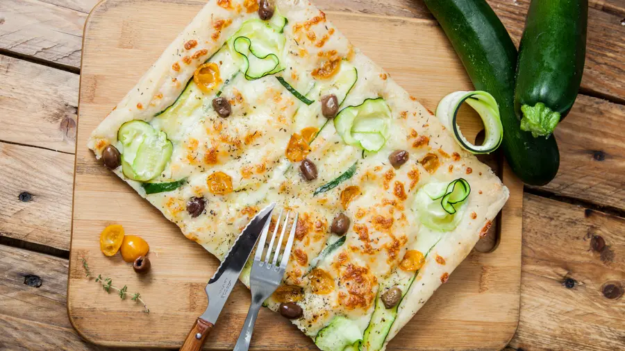 Pizza zucchine: courgettes Bio, tomates cerises Bio, olives taggiasche et mozza