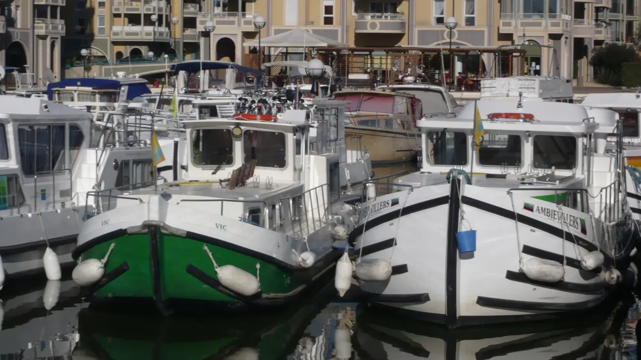 LOCABOATHOLIDAYS_Bateaux dans le port_OTM