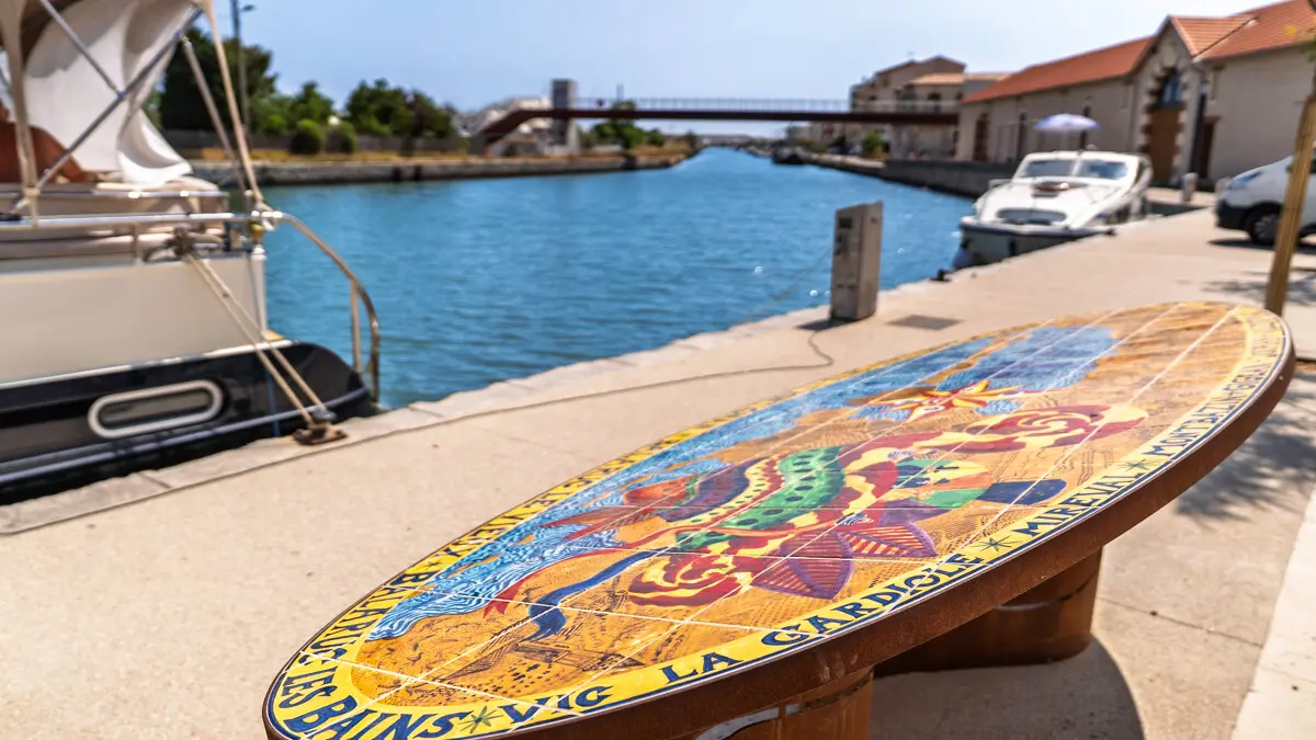 La_table_de_desorientation--_Herve_Di_Rosa__La_table_de_desorientation__2025__Frontignan___ADAGP_-_photo___Office_de_Tourisme_Archipel_de_Thau-35966-1200px