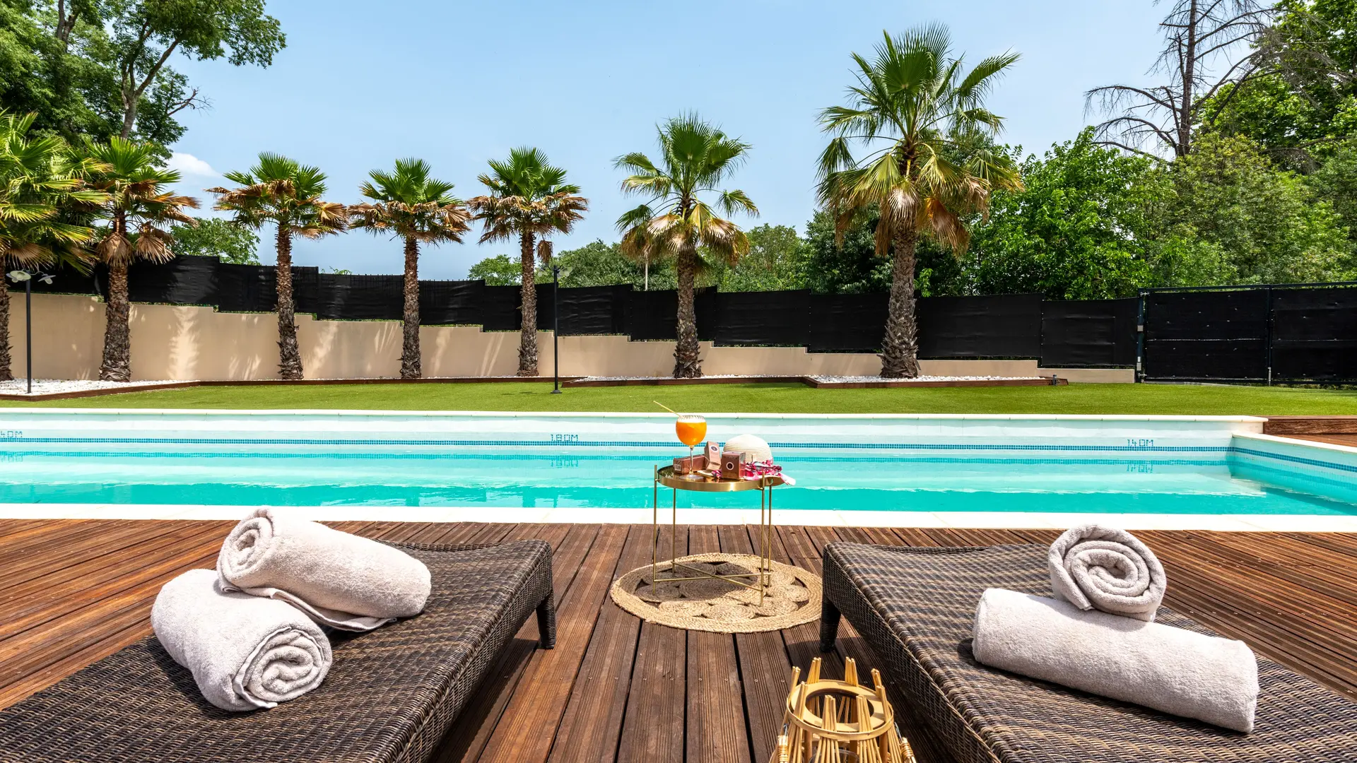 Piscine exterieure - crédit IMEO STUDIO