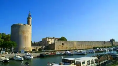 Remparts d'Aigues Mortes Tour Constance et Port