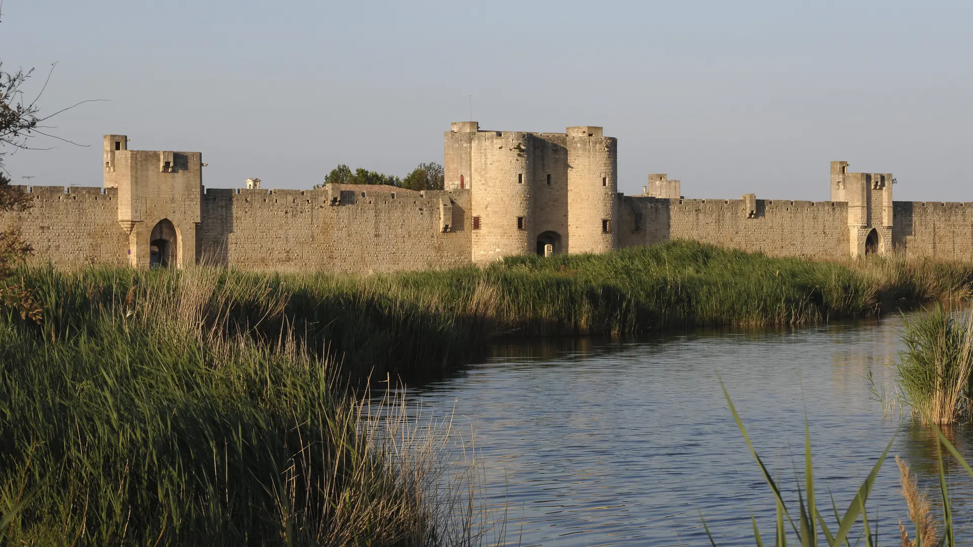 Remparts d'Aigues-Mortes vue d'ensemble