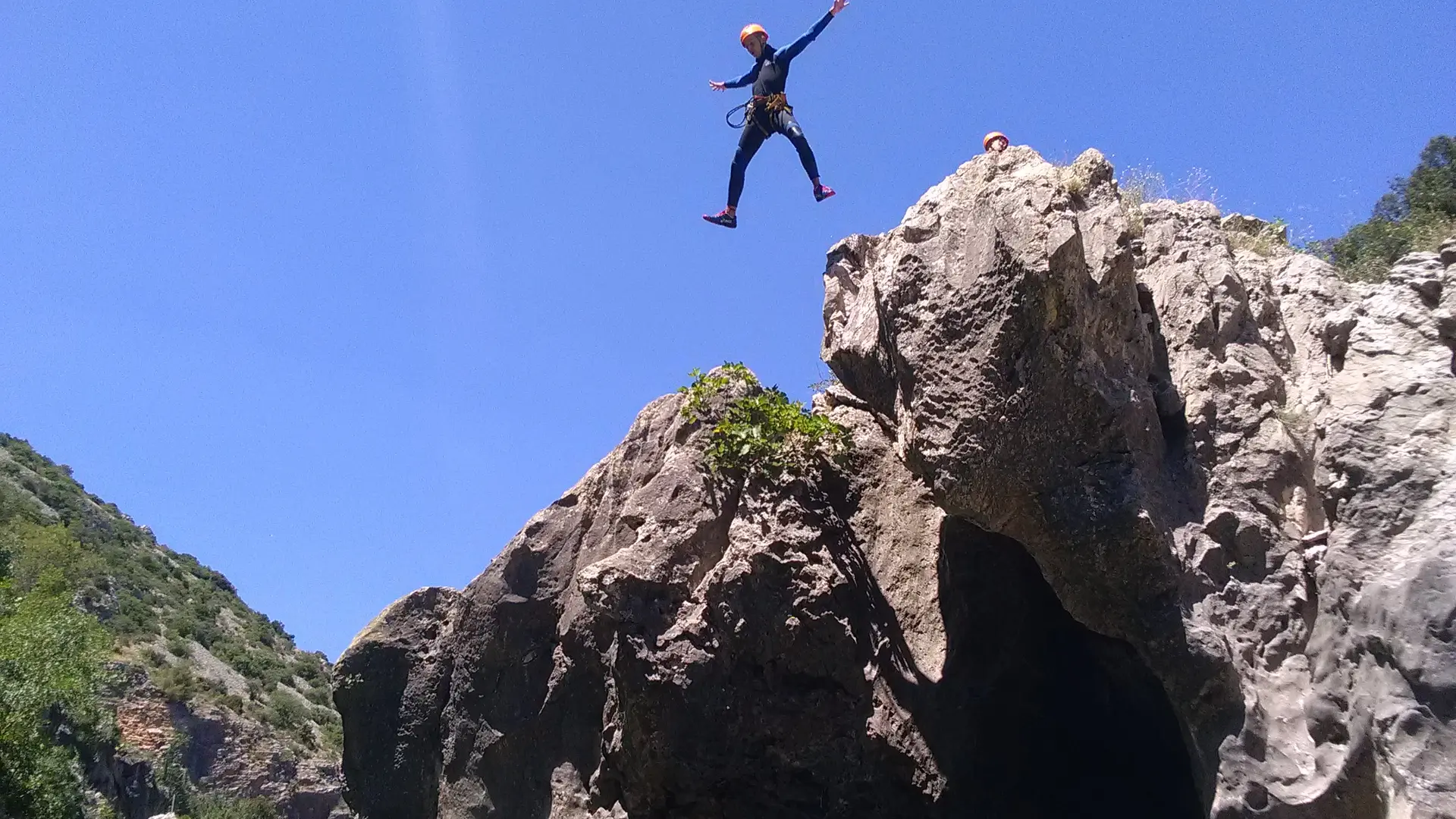 Saut de 9 metres dans le canyon du diable proche de montpellier dans l herault