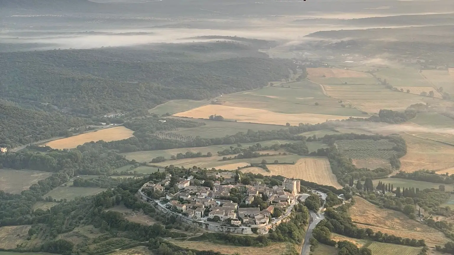 Survol lussan et sa jolie brume