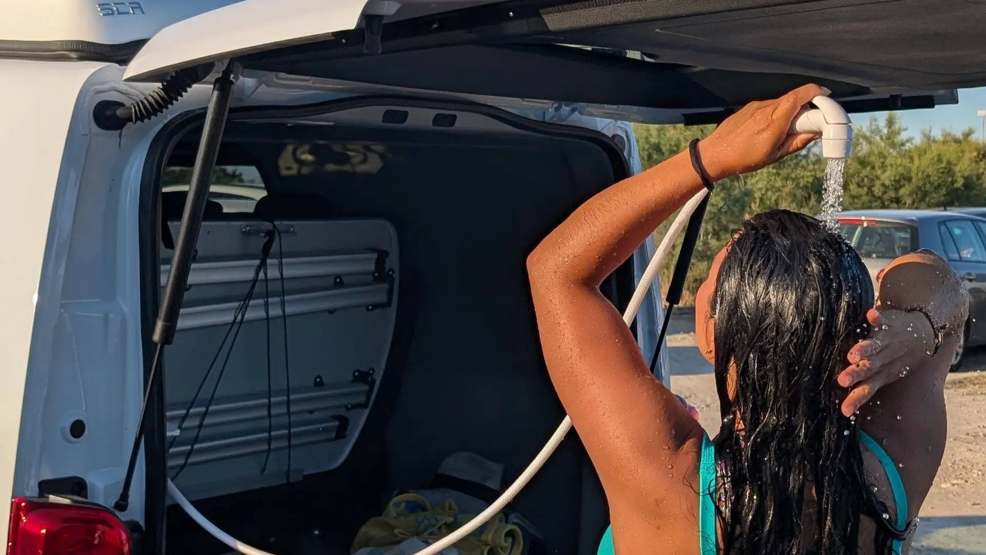 gvan_location_van_amenage_douche_exterieure_plage_montpellier_format_carre