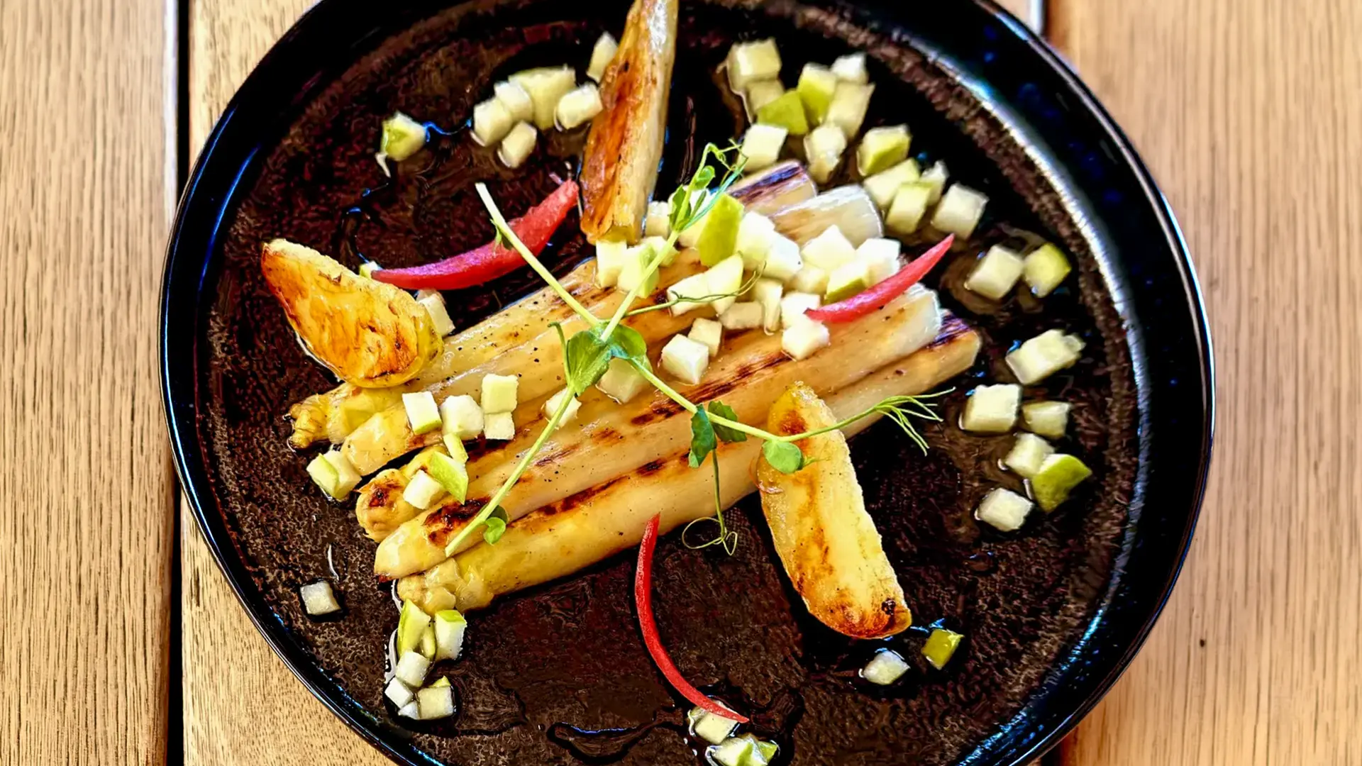 la-mesa-Asperges blanches rôties et déclinaison de pommes fruits