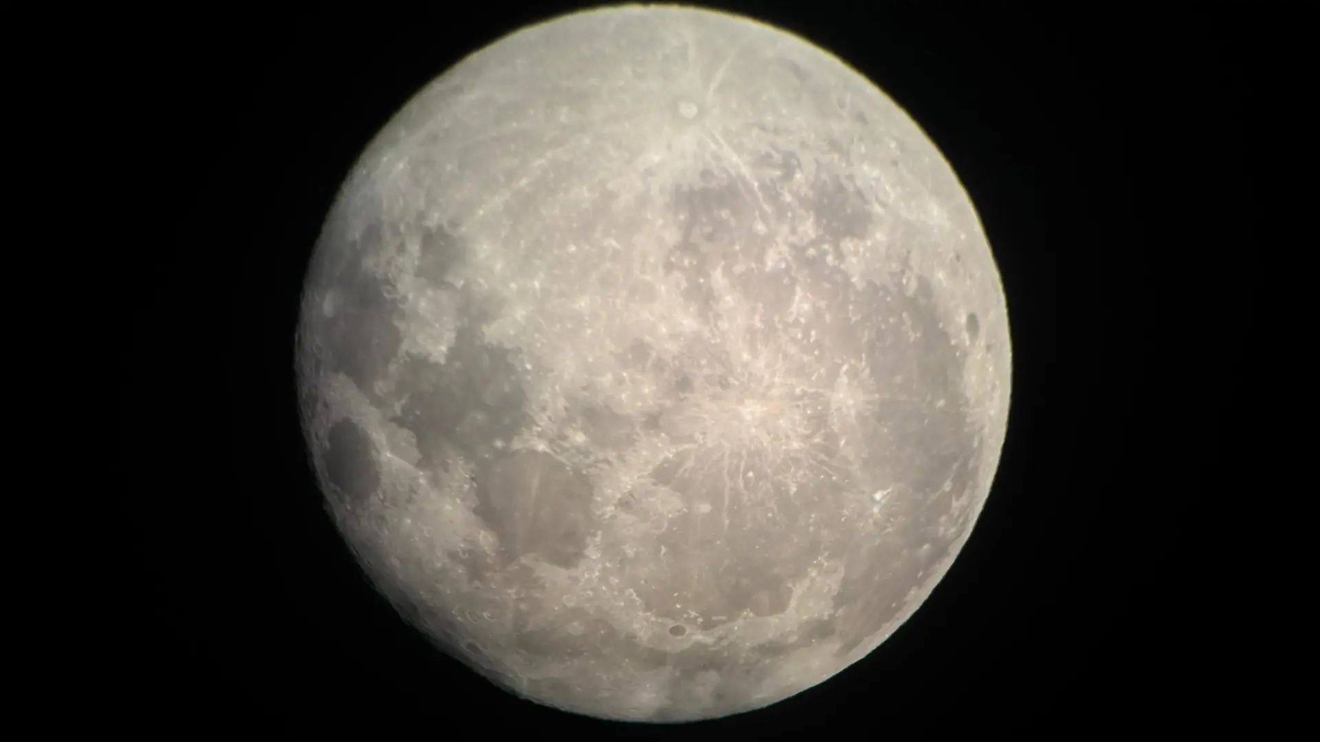 Photo de la Lune prise avec un smartphone sur le télescope
