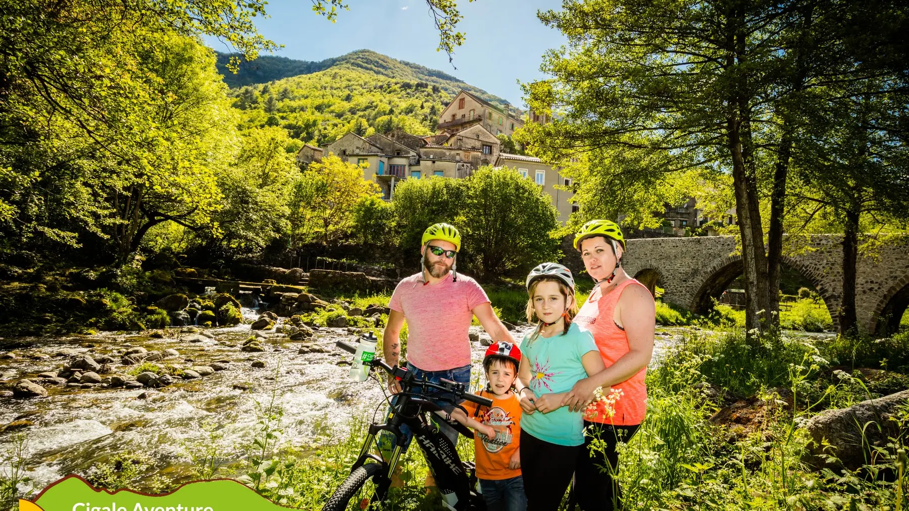 Au bord de la rivière à vélo avec les enfants