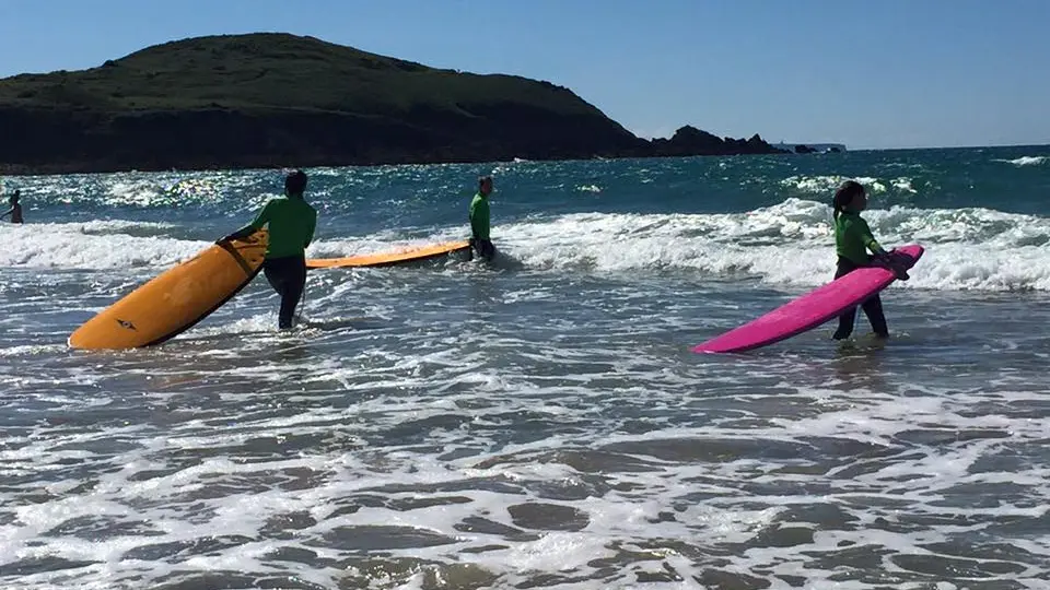 Émeraude Surf School Saint-Lunaire - Surf face à la Garde Guérin