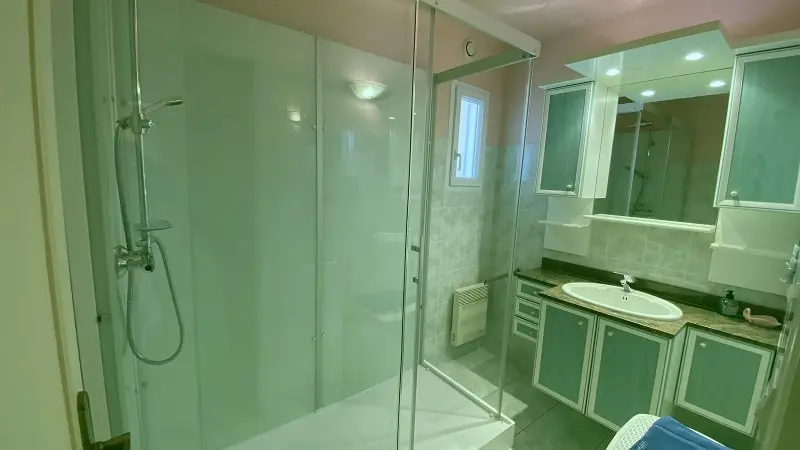 15-Dinard-gîte10 personnes-Le Clos Brizeux-Salle d'eau RdC, grande douche