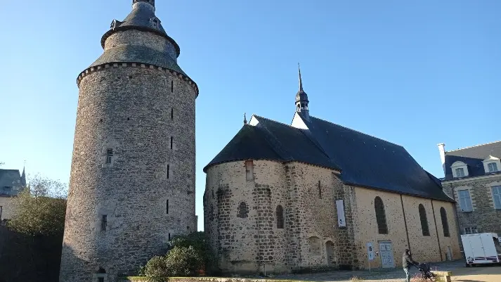 La tour de l'horloge et la chapelle du château