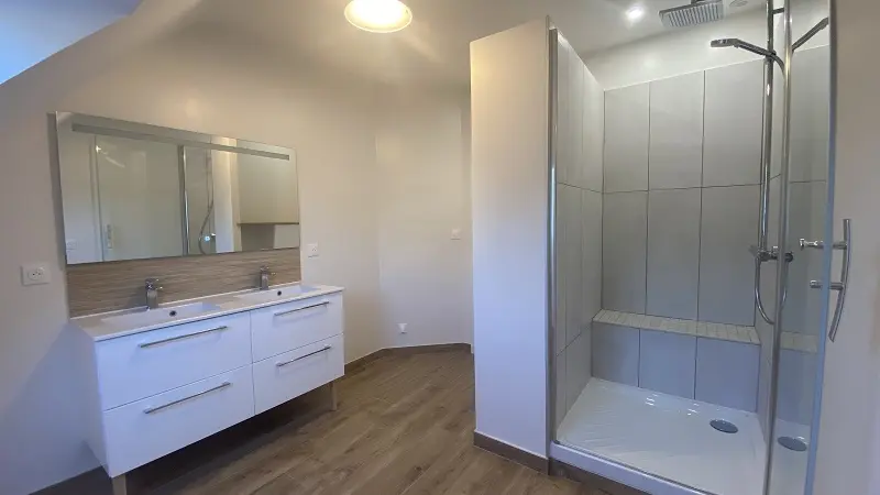 21-Dinard-gîte10 personnes-Le Clos Brizeux-salle d'eau étage grande douche