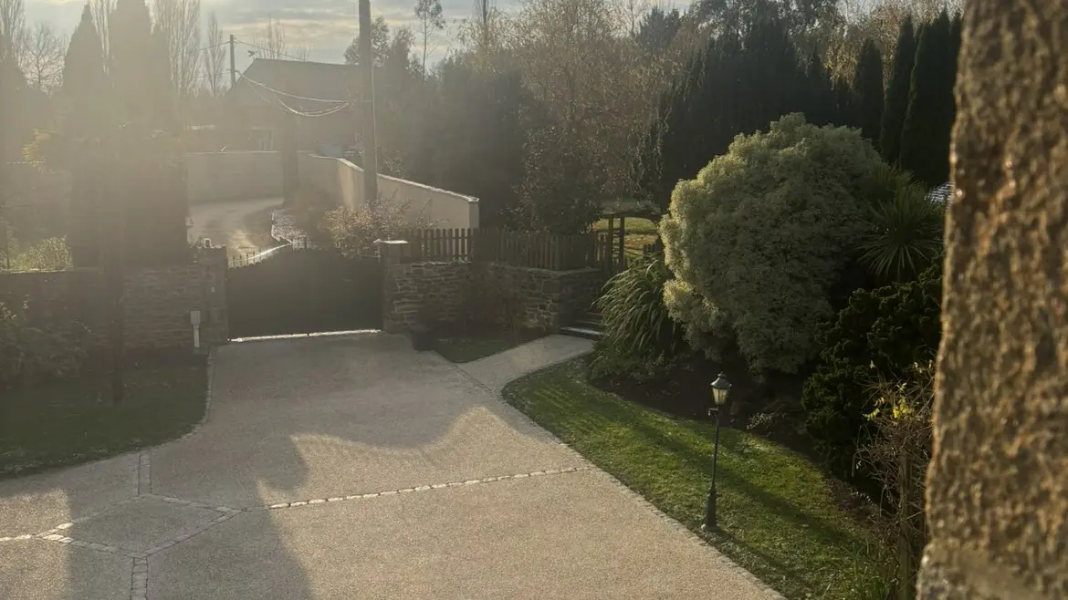 Chambres d'hôtes - Les Hôtes de la Motte - St Jouan - vuevue du parking clôturer