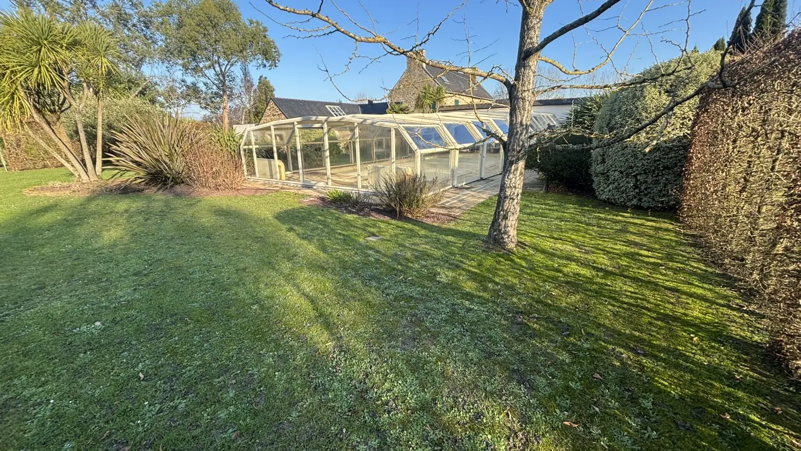 Chambres d'hôtes - Les Hôtes de la Motte - St Jouan - vue vue exterieur piscine