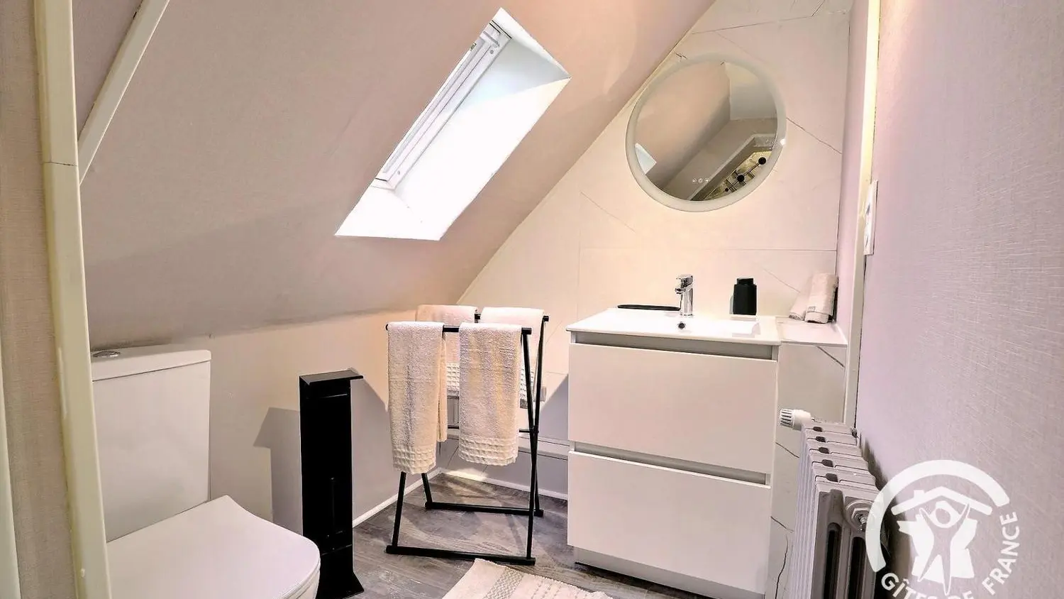 Chambres d'hôtes - Les Hôtes de la Motte - St Jouan -vue salle de bain chambre 3