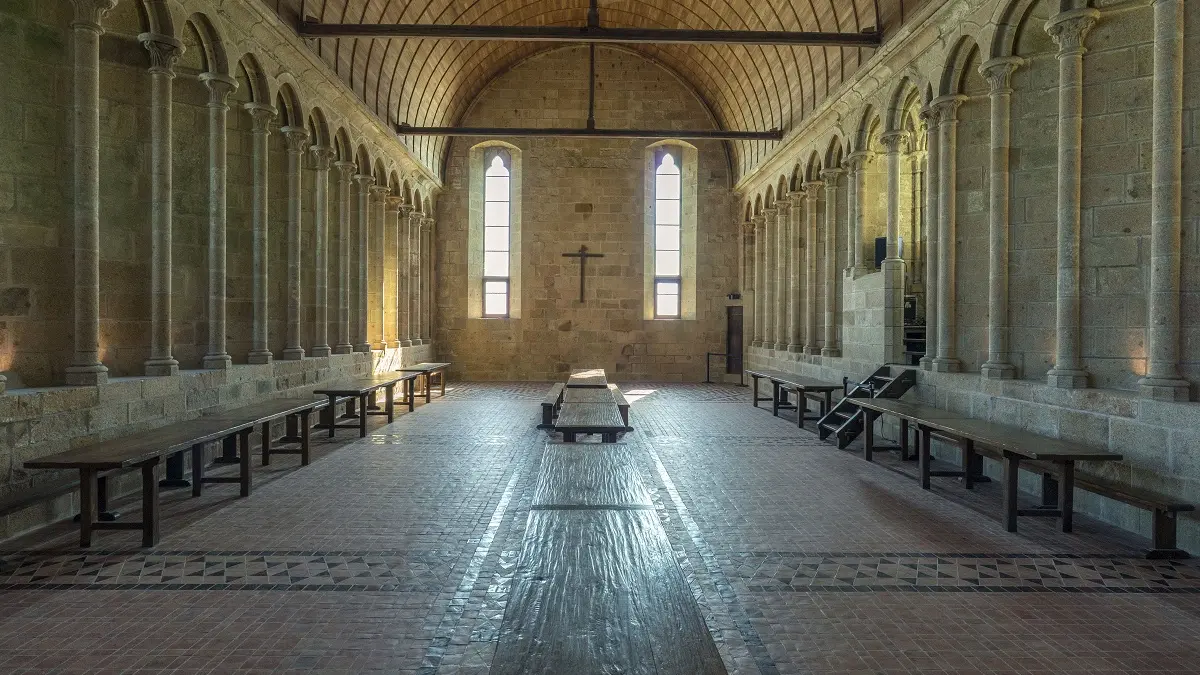 Abbaye-MSM---refectoire-moines-Christian-Gluckman-Centre-des-monuments-nationaux
